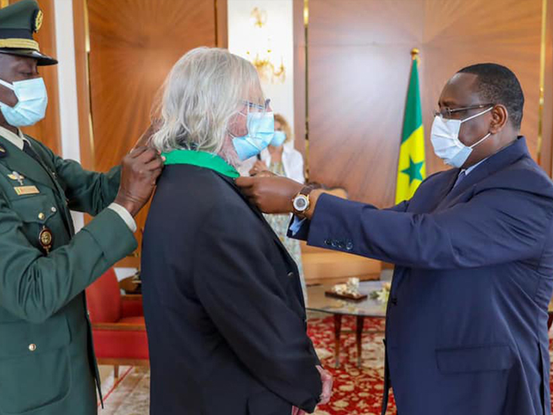 Le professeur Raoult reçoit les honneurs au Sénégal